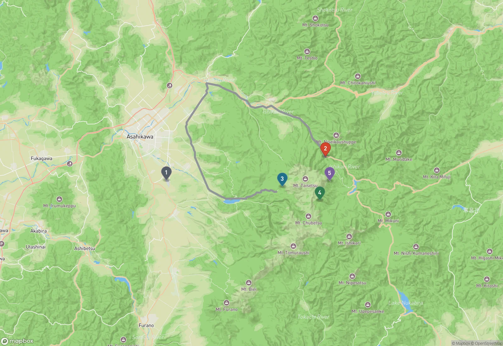 Terrain map of central Hokkaido showing Daisetsuzan National Park. Five numbered pins: 1 Asahikawa Airport west of the park, 2 Sounkyo Onsen on the northeast edge of the massif, 3 Asahidake Ropeway on the southwest side, 4 Kogen Onsen south of Sounkyo, and 5 Ginsendai between them. A grey line traces the only driving road between pins 2 and 3, swinging far west around the entire mountain range and back through the Asahikawa plain.