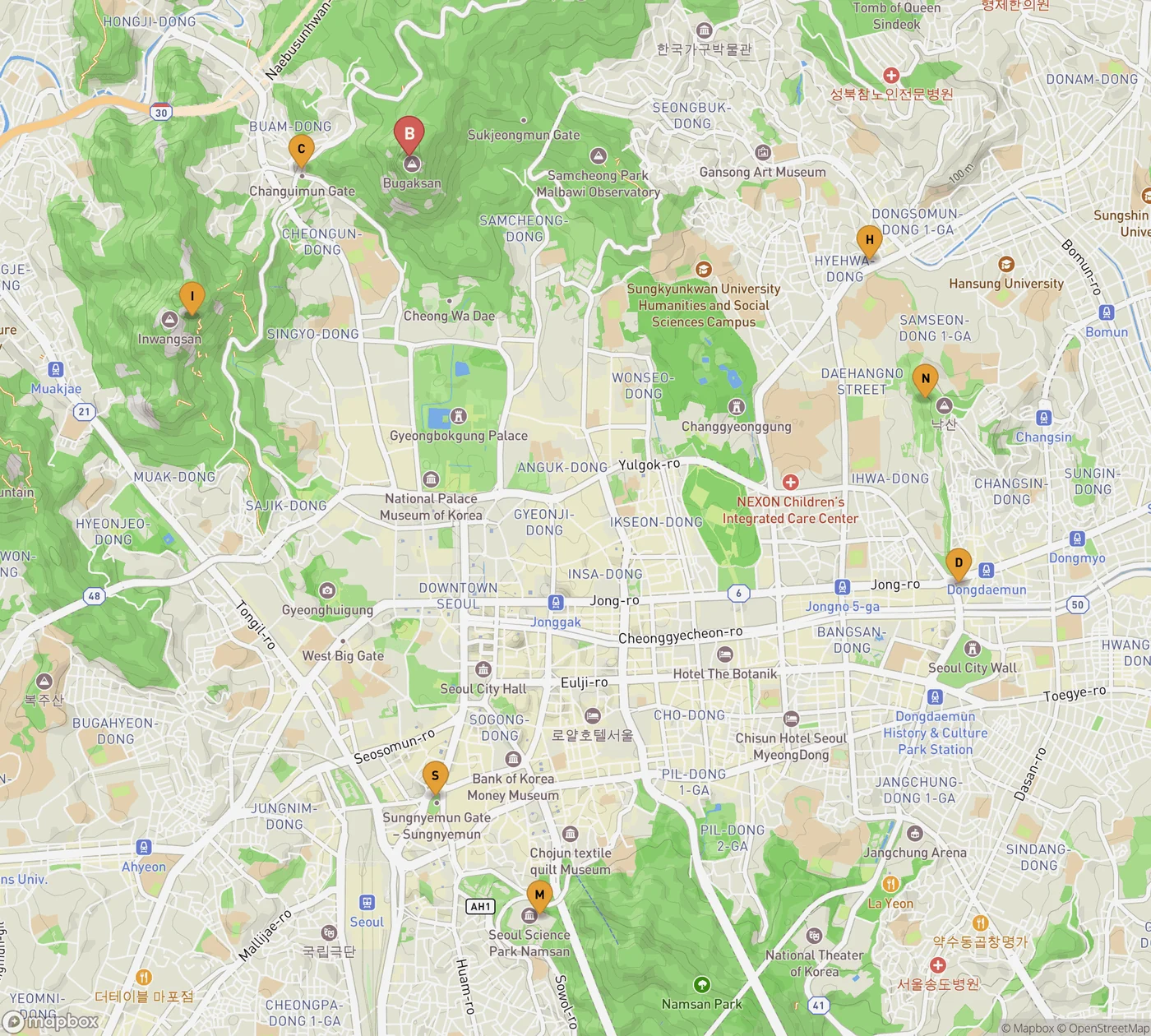 Map of central Seoul showing the four mountains of the old city wall circuit: Bugaksan to the north, Inwangsan west, Naksan east and Namsan south, with Hyehwamun, Changuimun, Dongdaemun and Sungnyemun gates.