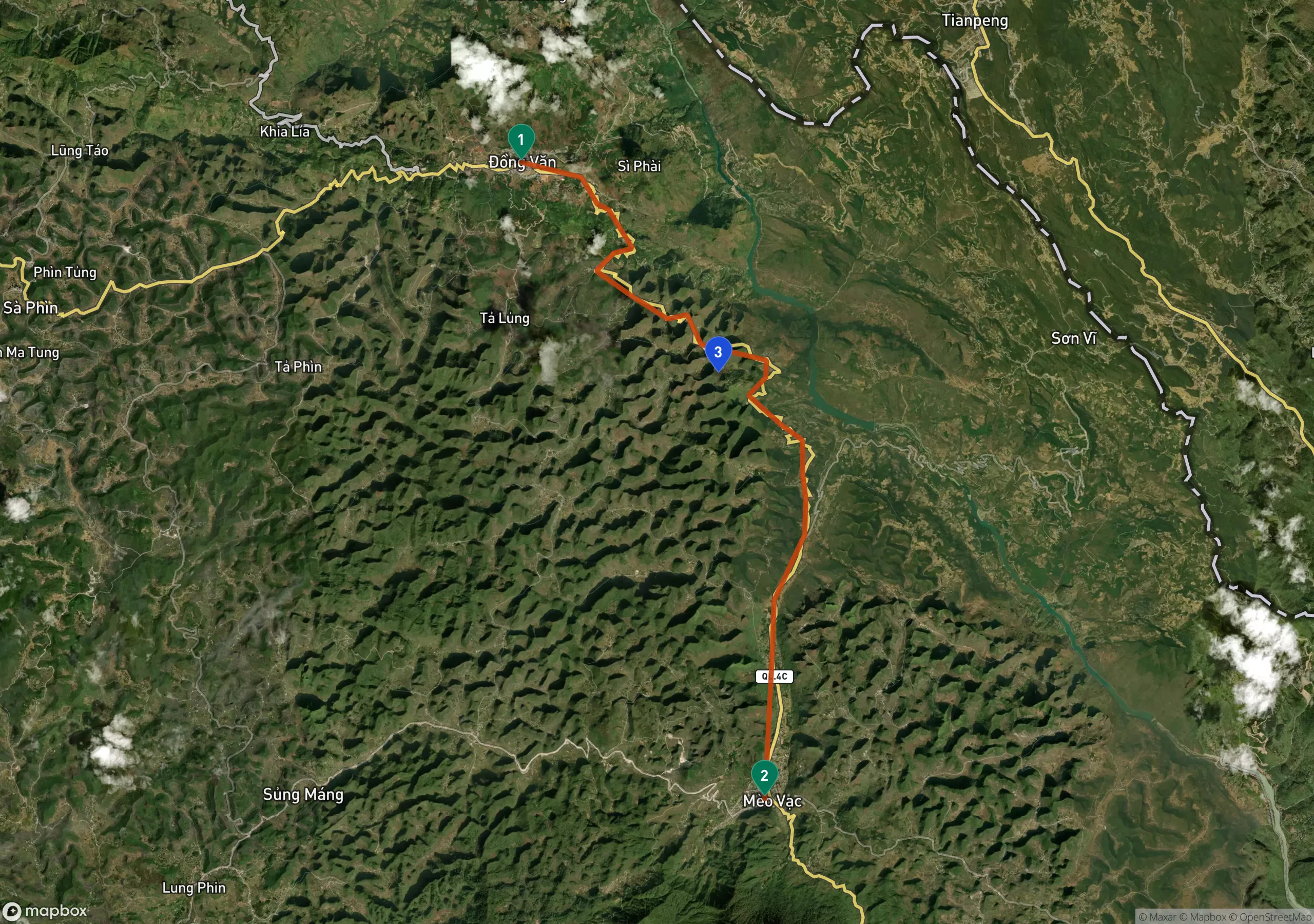 Satellite map of the Dong Van karst plateau. A terracotta line runs from Dong Van, marked 1 in green, south-east and then south along a deep river gorge to Meo Vac, marked 2 in green. The Ma Pi Leng pass is marked 3 on the high section between them, above the dark cleft of the Nho Que river.