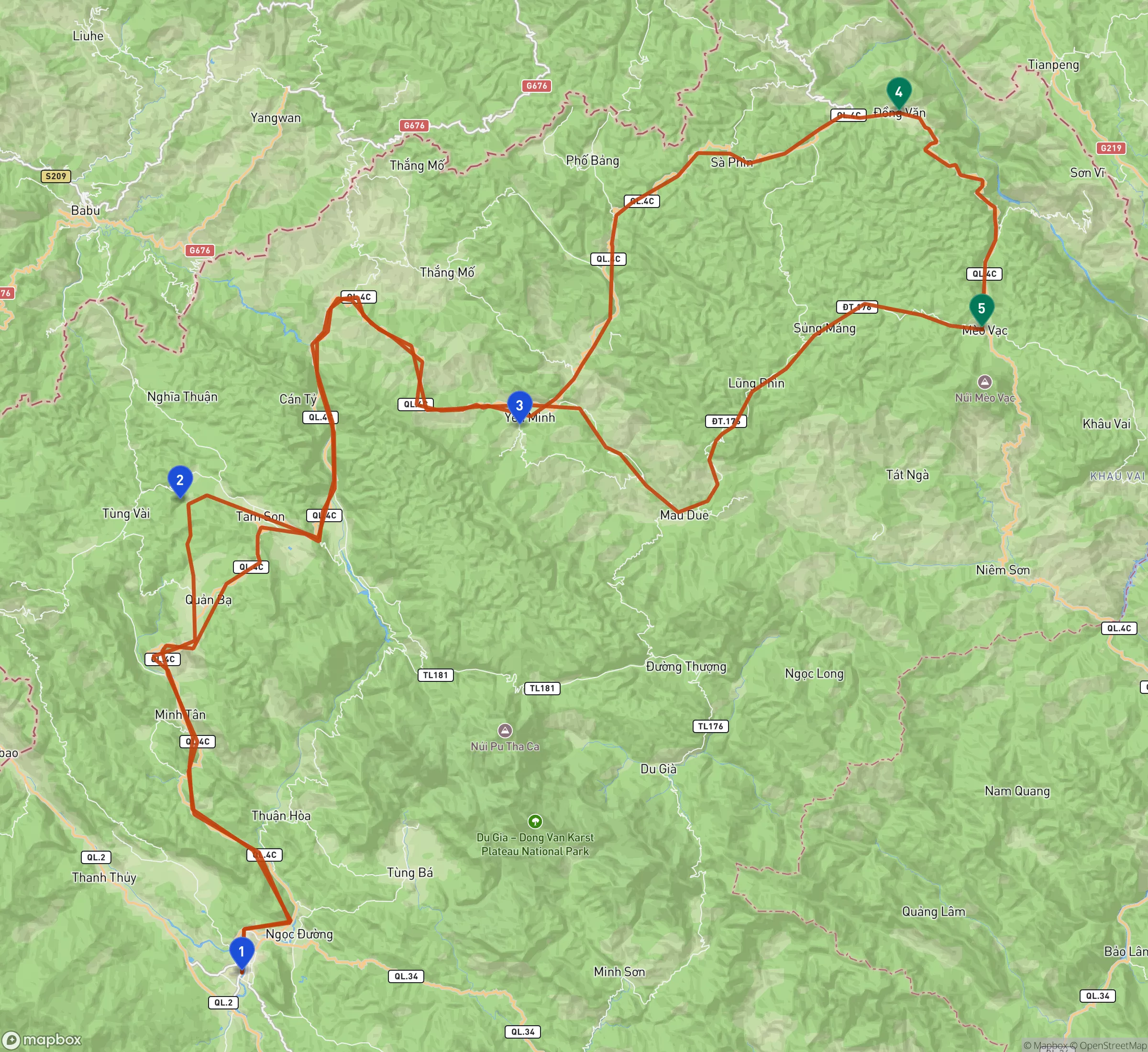 Topographic map of the Ha Giang Loop in far northern Vietnam. A terracotta line runs north from Ha Giang city, marked 1, through Quan Ba, marked 2, and Yen Minh, marked 3, up onto the Dong Van karst plateau to Dong Van, marked 4 in green, then over the mountains to Meo Vac, marked 5 in green, before looping back south-west through Mau Due and Yen Minh to Ha Giang.